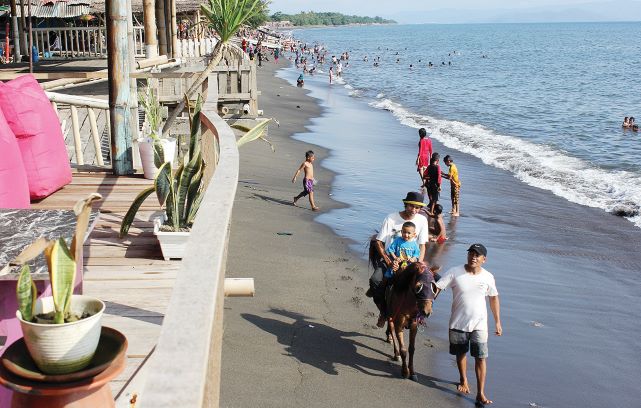 PATUT DICOBA: Menunggangi kuda di pesisir Pantai Mapak Indah dengan suasana matahari terbenam menjadi salah satu daya tarik bagi pengunjung.( TONI/LOMBOK POST)