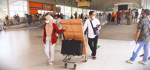 F-bandara Dewi/Lombok Post SUMBANG PERTUMBUHAN EKONOMI: Sejumlah penumpang pesawat yang baru tiba di terminal kedatangan Bandara Internasional Zainuddin Abdul Madjid (BIZAM), Selasa (10/5/2022). BPS NTB menyebut lapangan usaha penyedia akomodasi, jumlah p