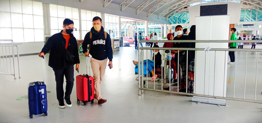 MUDIK LEBARAN: Sejumlah penumpang pesawat tiba di terminal kedatangan, Bandara Internasional Zainuddin Abdul Madjid, kemarin (9/5). (DEWI/LOMBOK POST)