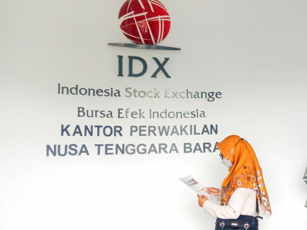 KIAN BERTAMBAH: Seorang pengunjung berada di kantor Bursa Efek Indonesia (BEI) NTB, Kamis (26/5/2022). (Dewi/Lombok Post)