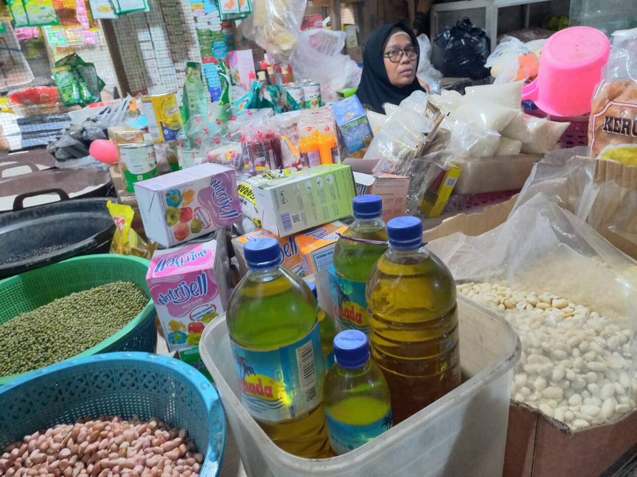 MASIH MAHAL: Nurhalimah sedang menunggu pembeli di lapak sembako miliknya, di Pasar Tradisional Pagesangan, Senin (30/5/2022). (Dewi/Lombok Post)