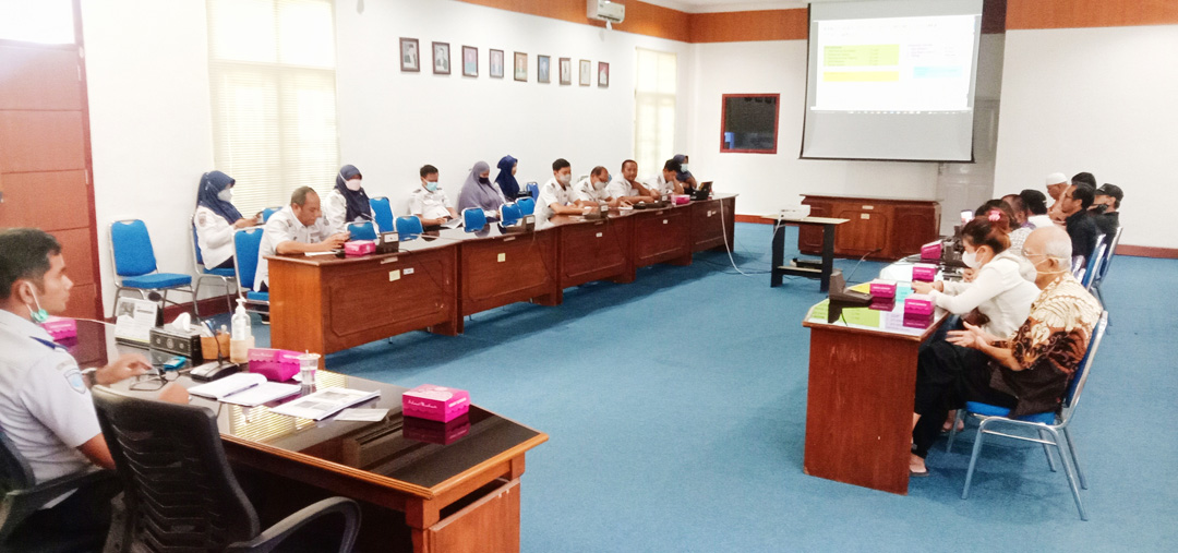 MASIH DIBAHAS: Suasana pertemuan antara jajaran Organda NTB, Damri dan Dinas Perhubungan NTB di ruang rapat Cakra, Dinas Perhubungan NTB, kemarin (30/5). (Dewi/Lombok Post)