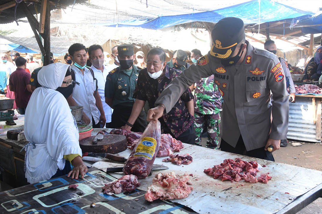 SIDAK HARGA: Bupati Lombok Utara H Djohan Sjamsu (dua dari kanan) dan Kapolres Lotara AKBP I Wayan Sudarmanta (kanan) melakukan pengecekan harga daging sapi di pasar, belum lama ini. (DOK/LOMBOK POST)