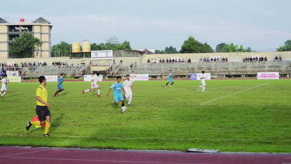 TUAN RUMAH: Dua klub asal Pulau Lombok bertanding di GOR 17 Desember, beberapa waktu lalu. Lebah FC menjadi salah satu calon tuan rumah Liga 3 NTB Grup C.(DOK/LOMBOK POST)