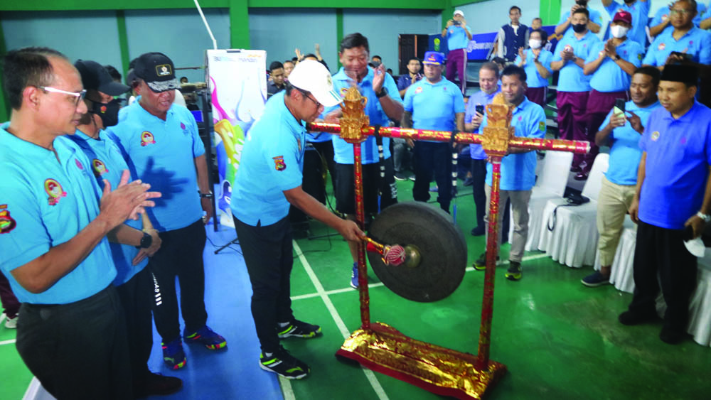 PEMBUKAAN: Kapolda NTB Irjen Pol Djoko Purwanto memukul gong dimulainya Kejurprov Kapolda Cup, Selasa (21/6).(PUJO/LOMBOK POST)