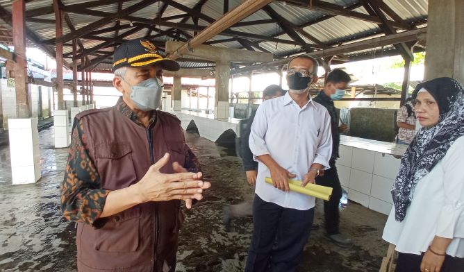 TURUN LANGSUNG: Ketua DPRD Kota Mataram H Didi Sumardi saat meninjau SOP pemotongan sapi di RPH Majeluk, kemarin (15/6). TONI/LOMBOK POST