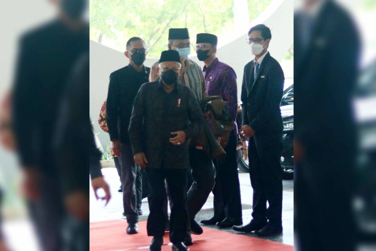 Wakil Presiden RI KH Ma’ruf Amin didampingi Gubernur Nusa Tenggara Barat Dr. H. Zulkiflimansyah disambut Walikota Mataram H. Mohan Roliskana dan General Manager Hotel Maulana Nico Rahardjo saat tiba di Hotel Prime Park Mataram.