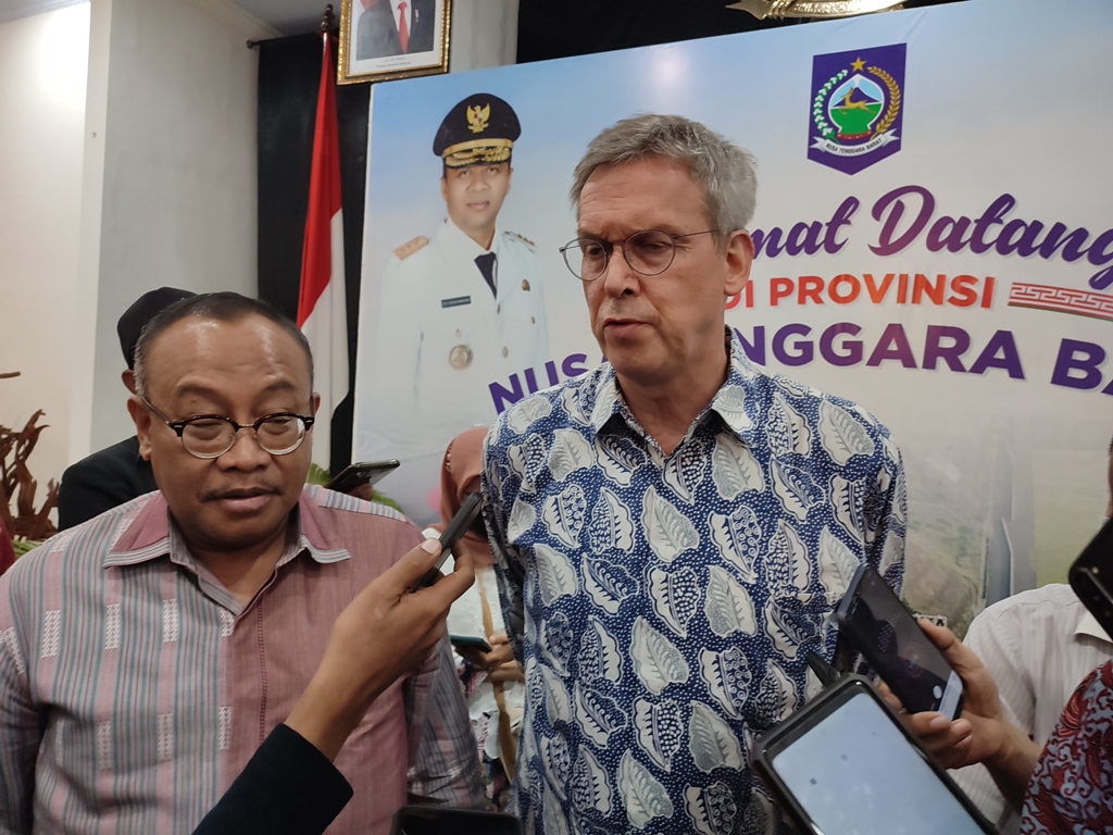 JAJAKI KERJA SAMA: Dubes Uni Eropa H.E Vincent Piket bersama Sekda NTB Lalu Gita Ariadi memberi keterangan pers terkait wacana kerja sama perdagangan dan investasi, di pendopo gubernur NTB, Selasa (14/6) malam. (Didit/Lombok Post)