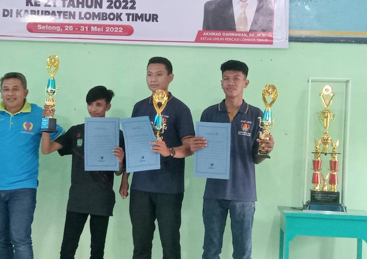 SERAHKAN HADIAH: Sejumlah pemenang Kejurprov Catur Percasi NTB memperoleh piala.(PERCASI NTB FOR LOMBOK POST)