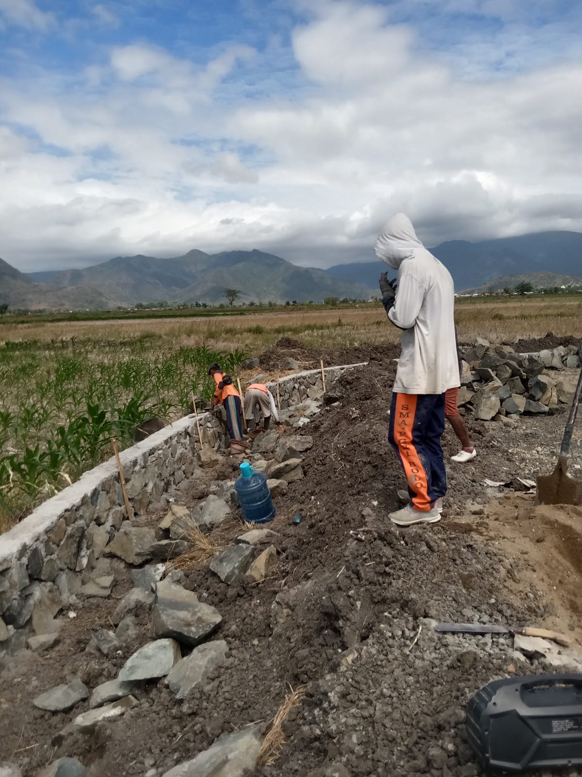 SEDANG PENGERJAAN: Beberapa pekerja sedang mengerjakan saluran irigasi di Desa Kalampa, Kecamatan Woha, Kabupaten Bima, kemarin (26/6). (FIRMAN/LOMBOK POST)