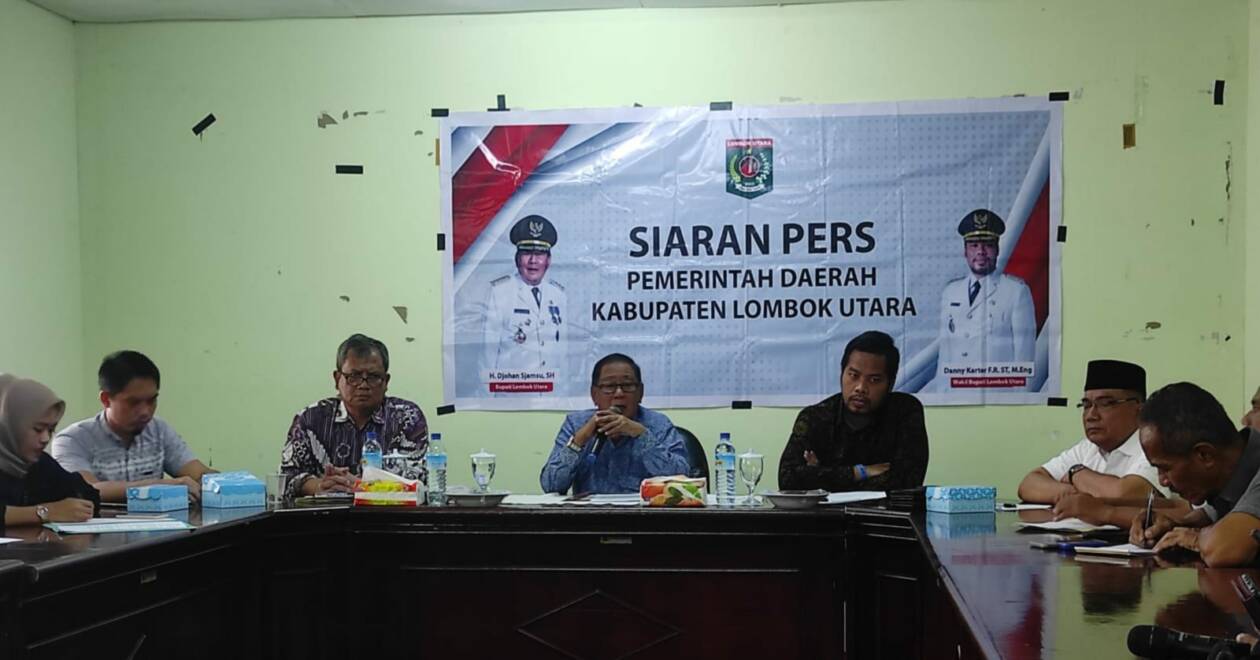 PENANGANAN PMK: Bupati Lombok Utara H Djohan Sjamsu (tengah), Wakil Bupati Lombok Utara Danny Karter FR (tiga dari kanan) dan Kepala DKP3 KLU Tresnahadi (tiga dari kiri) memberikan penjelasan mengenai penanganan PMK, kemarin (24/6). (FERIAL/LOMBOK POST)