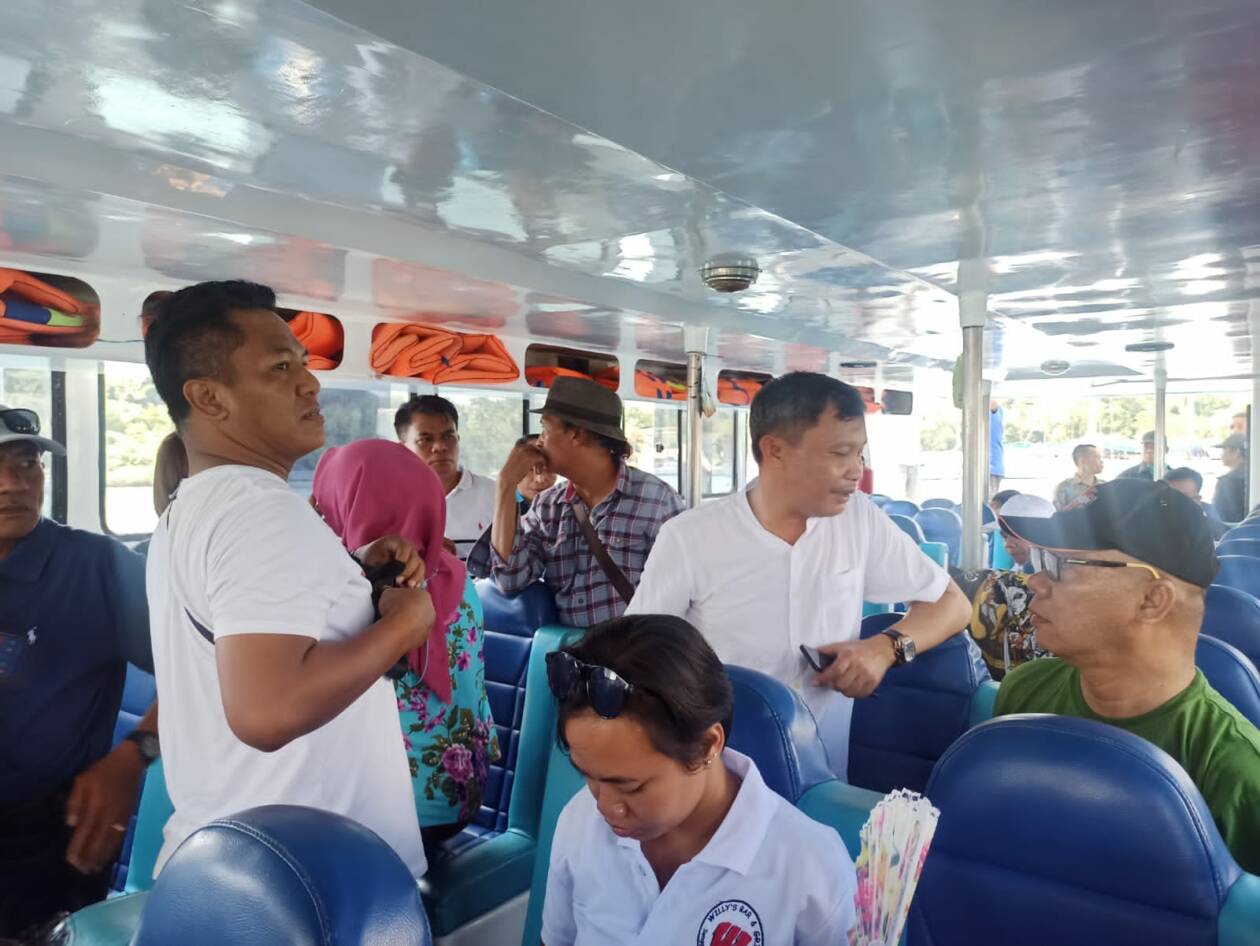 PENUMPANG KAPAL CEPAT: Beberapa penumpang kapal cepat saat menggunakan Kapal Eka Jaya Fast Boat rute Senggigi-Bali, beberapa waktu lalu. (Pemkab Lobar For Lombok Post)