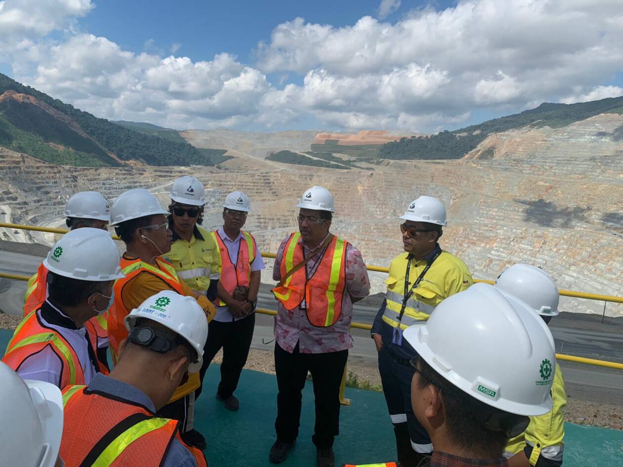 BANTU PEMDA: KPK melakukan kunjungan lapangan ke wilayah pertambangan Amman Mineral Nusa Tenggara, pekan lalu. (KPK untuk Lombok Post)