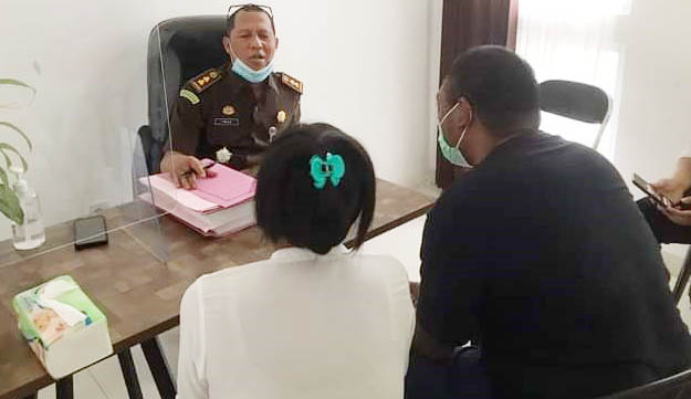 SEGERA DISIDANG: Terduga bandar sabu NJD alias Mandari (kiri) bersama suaminya IGBP alias Bayu saat dilimpahkan ke JPU di Kejati NTB, Senin (13/6) lalu. (Istimewa)