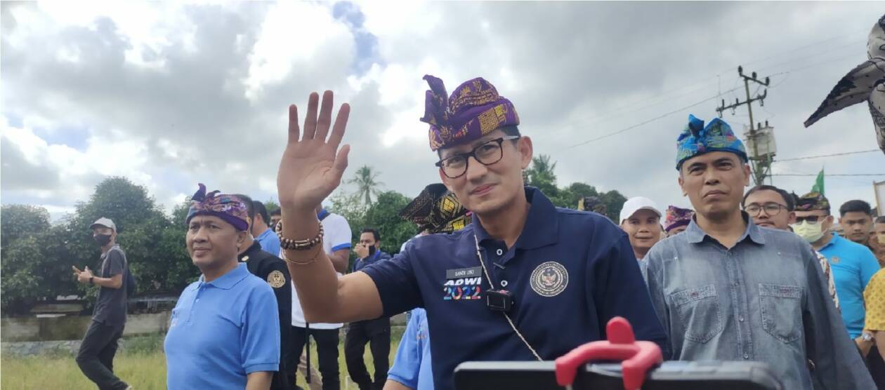 KUNJUNGAN KERJA: Menteri Sandi melambaikan tangan setibanya di Desa Buwun Sejati. Desa tersebut masuk 50 desa wisata terbaik. (HABIBUL ADNAN/LOMBOK POST)