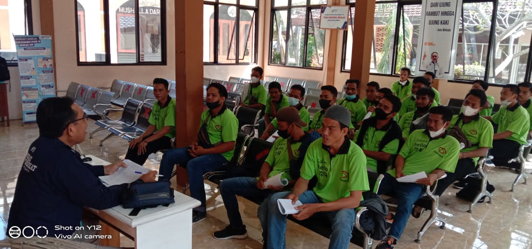 SEGERA BERANGKAT: Kepala UPT BP2MI NTB Abri Danar Prabawa menggelar OPP kepada CPMI yang hendak berangkat ke Malaysia, Senin (13/6). (BP2MI untuk Lombok Post)