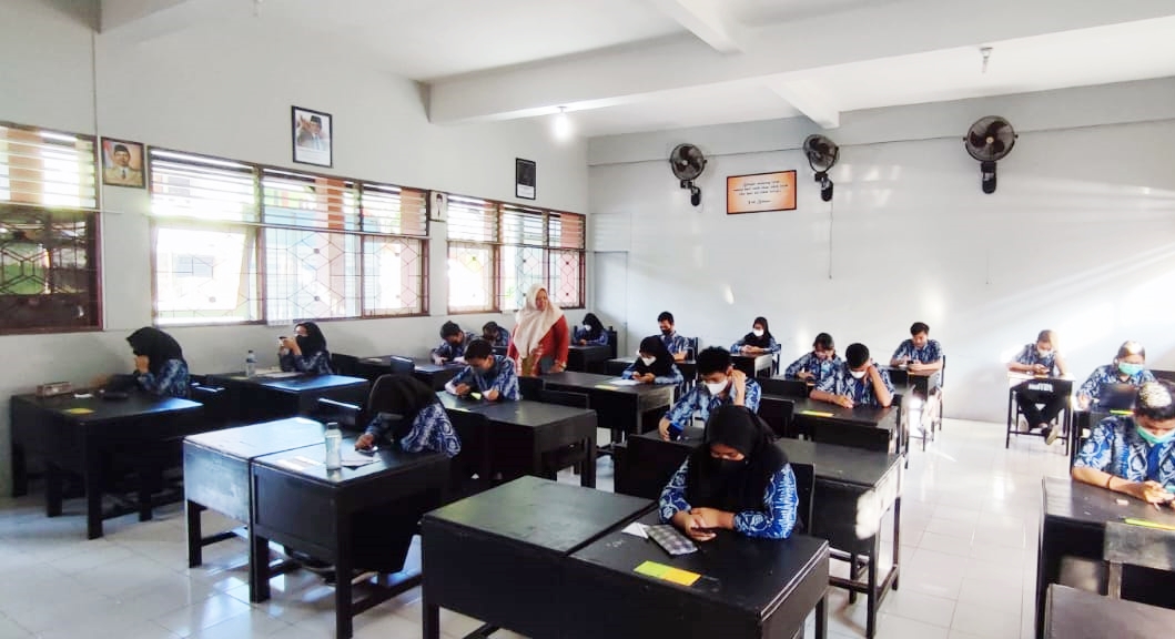 SMAN 5 MATARAM FOR LOMBOK POST  PENILAIAN AKHIR: Para siswa menjawab soal PAT, di SMAN 5 Mataram, Kamis (2/6) lalu. (Yuyun/Lombok Post)