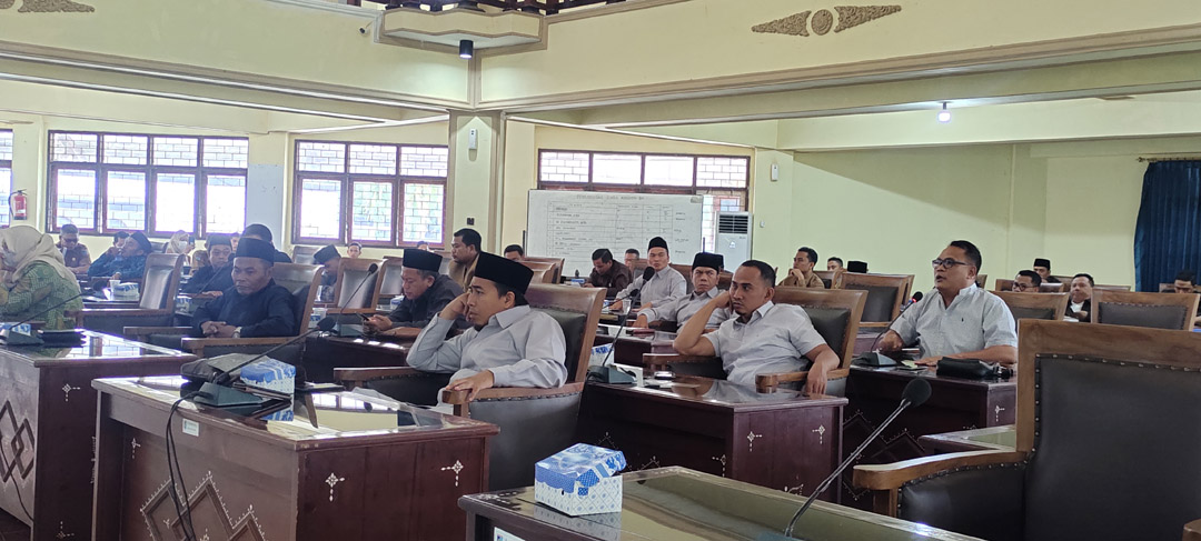 LAPORAN TAHUNAN: Anggota DPRD Lobar mendengarkan penyampaian laporan APBD 2021 dari Sekda H Baehaqi saat Rapat Paripurna, kemarin. (HABIBUL ADNAN/LOMBOK POST)