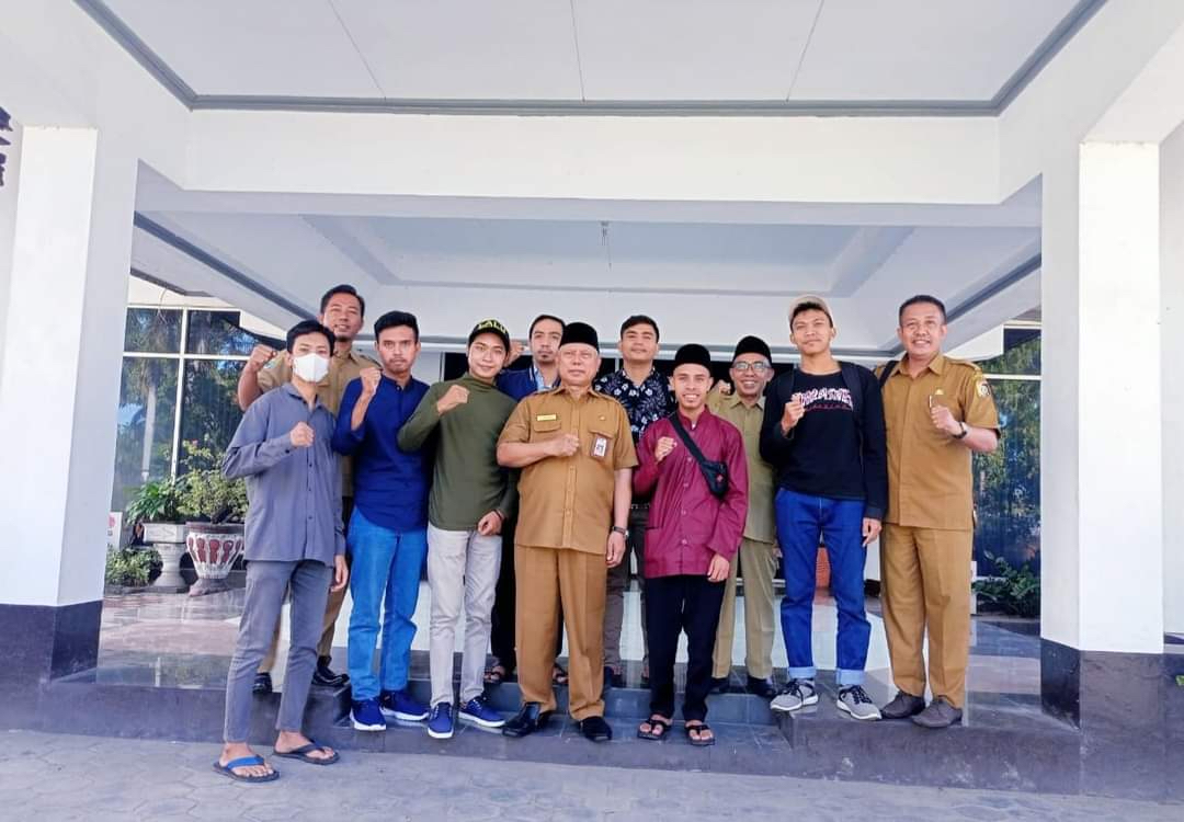 PEMUDA PELOPOR: Bupati Lotim HM Sukiman Azmy berfoto bersama dengan lima pemuda pelopor terbaik yang mewakili Lotim di tingkat provinsi, beberapa waktu lalu. (Dispora Lotim for Lombok Post)