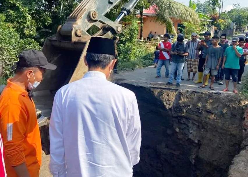 TERPUTUS: Wakil Bupati Loteng HM Nursiah saat meninjau jembatan putus di Dusun Ketiri, Desa Pemepek, Kecamatan Pringgarata, Loteng, Jumat (13/5). (Dedi/Lombok Post)