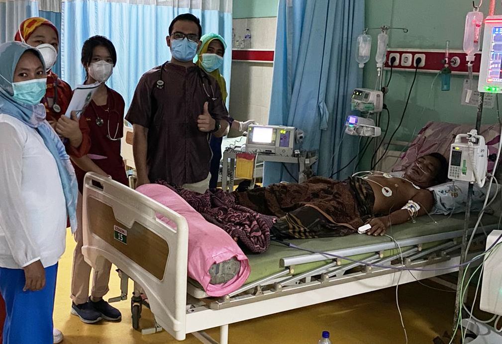 TINDAKAN MEDIS: Salah satu pasien panyakit jantung saat mendapatkan tindakan medis di RSUD Praya, Loteng, Jumat (24/6).