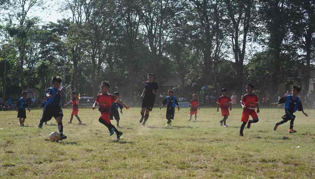 BIBIT UNGGUL: Para pemain cilik sedang bermain pada pertandingan sepak bola Pakar Cup 2022 yang digelar Askab PSSI Lotim di Lapangan Nasional Selong, Selasa (28/6). (Fatih/Lombok Post)