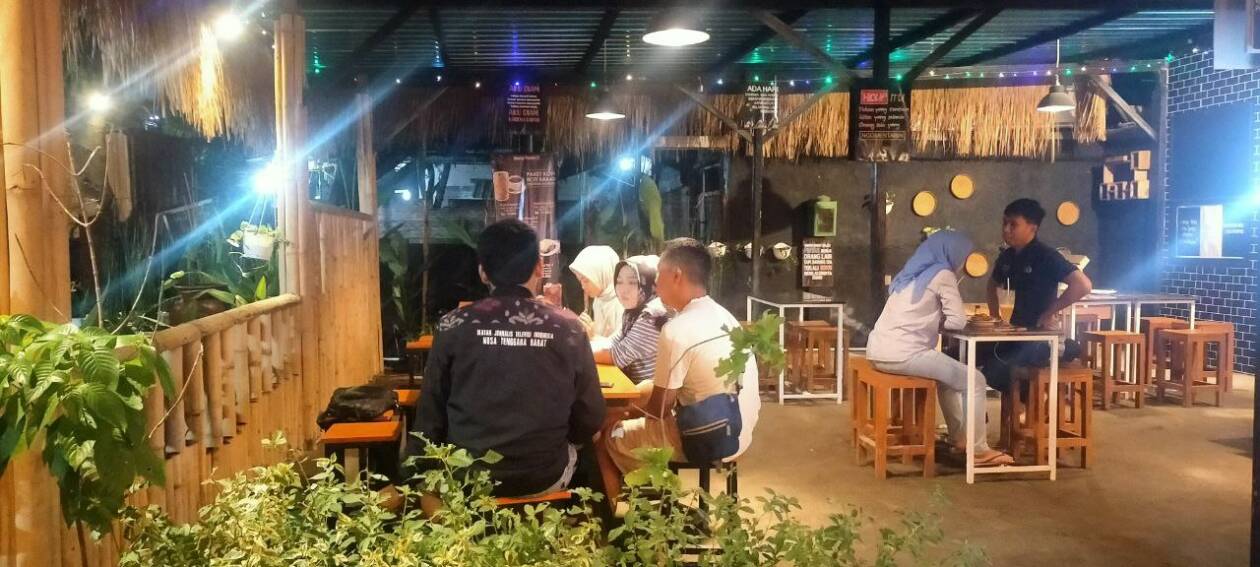 NIKIMATI SUASANA: pengunjung menikmati hidangan Kedai Inspirasi di Kecamatan Labuapi, Kabupaten Lombok Barat, pekan lalu. (NURUL/LOMBOK POST)