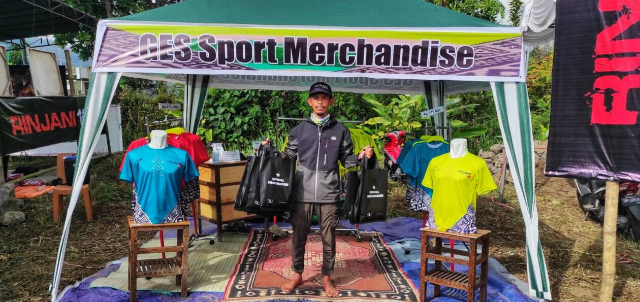 KIAN DILIRIK: Inilah salah satu produk yang banyak diminati wisatawan yang datang ke Sembalun, beberapa hari lalu. (ABDUL FOR LOMBOK POST)