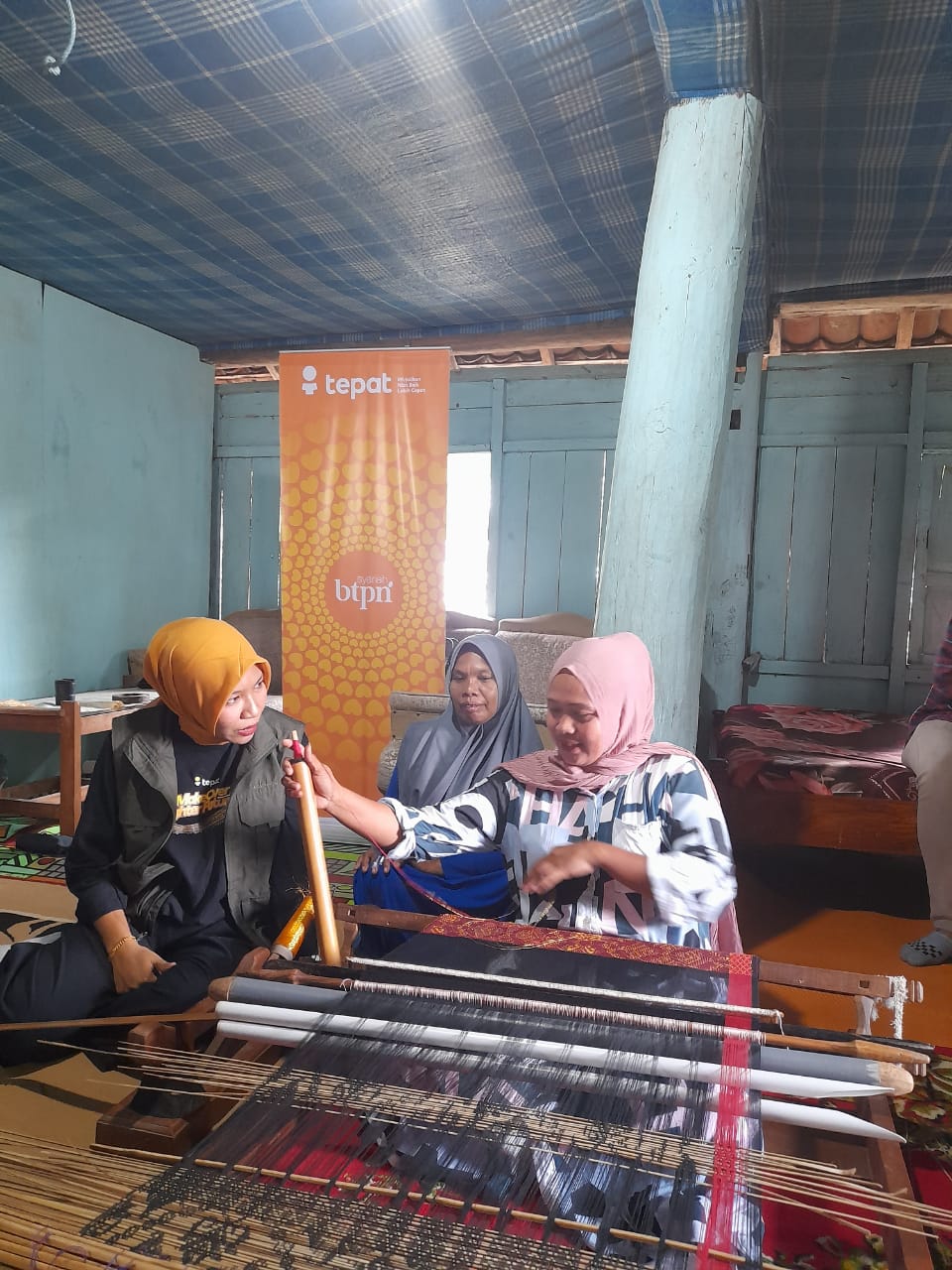 PERAJIN TENUN: Bankir BTPN Syariah saat mengunjungi salah satu nasabah perajin tenun, di Pulau Sumbawa, beberapa waktu lalu. (BTPN SYARIAH FOR LOMBOK POST)
