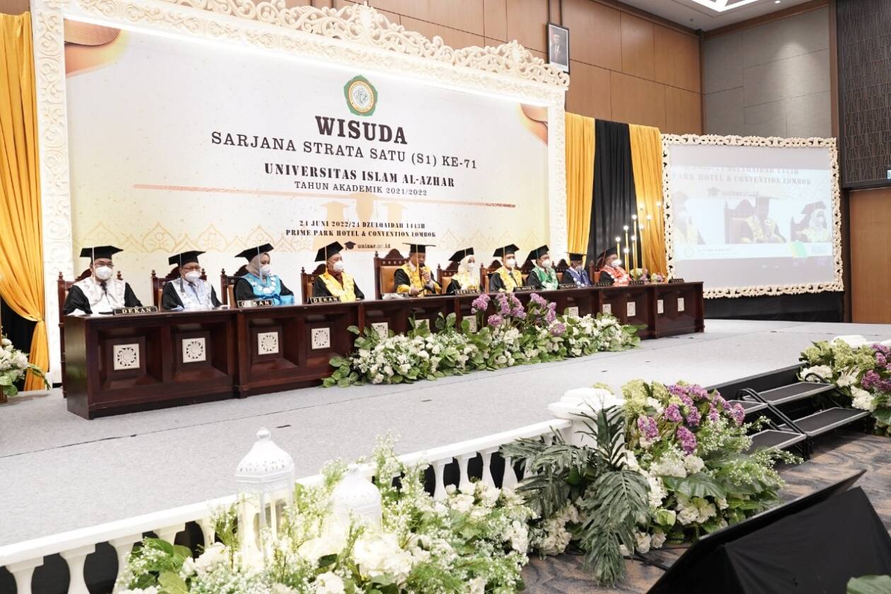 Rektor Unizar beserta jajarannya saat menghadiri wisuda Unizar ke-71.
