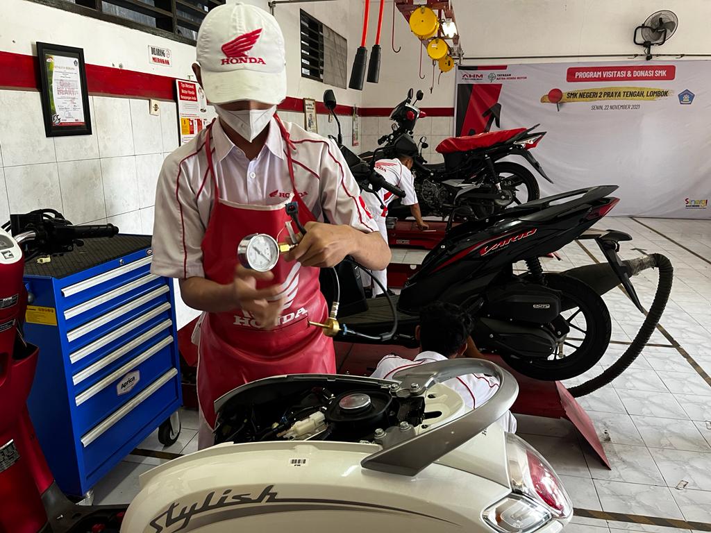ASAH SKIL: Siswa SMKN 2 Praya Tengah belajar melakukan bongkar pasang sepeda motor Honda, beberapa waktu lalu. (HONDA FOR LOMBOK POST)