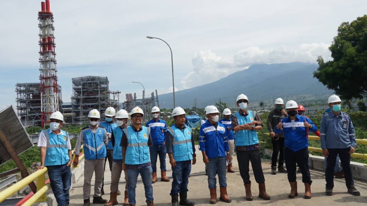 CEK PROYEK: Perwakilan Kedutaan Polandia mengunjungi lokasi proyek PLTU FTP-2 yang dibangun PLN di Sambelia, Lombok Timur. (Istimewa)