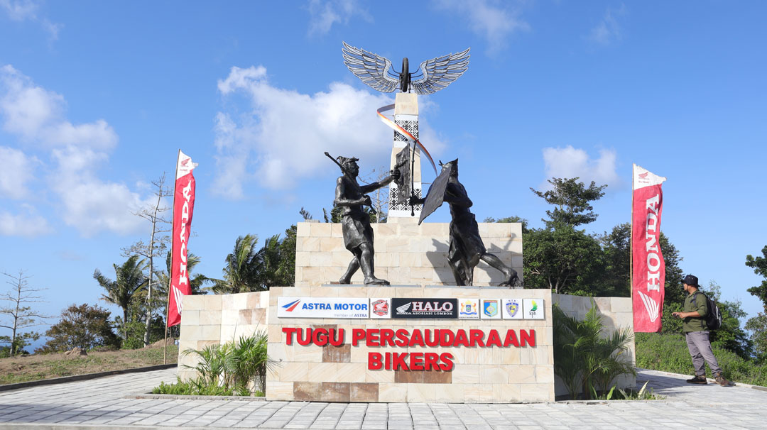 KOKOH: Inilah tugu persaudaraan bikers yang baru di resmikan.. (HONDA FOR LOMBOK POST)