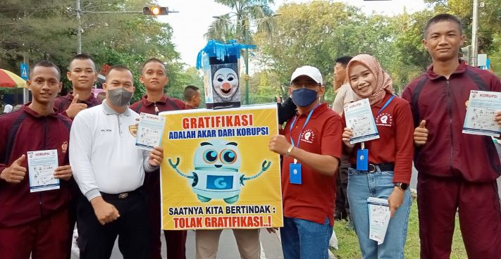 SOSIALISASI KE JALAN: Tim Inspektorat Kota Mataram saat melakukan sosialisasi pencegahan gratifikasi di Jalan Udayana saat Car Free Day, kemarin (12/6).( IST/LOMBOK POST)
