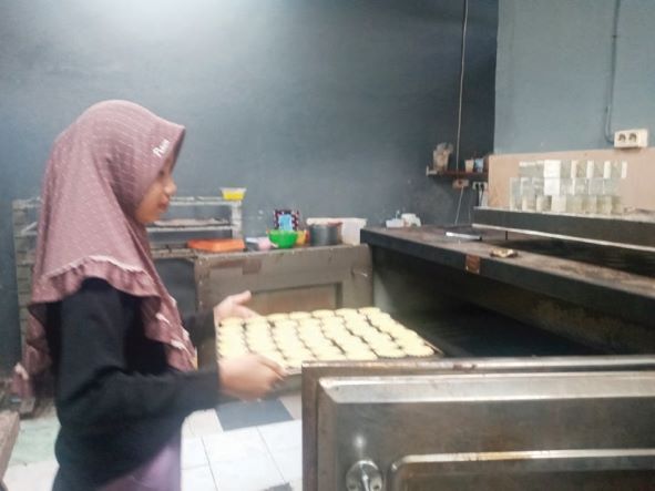 MENGELUH: Aulia, warga Lingkungan Babakan Barat , Kota Mataram membantu keluarganya membuat kue pie, pekan lalu. Pelaku UMKM  Babakan mengeluhkan harga minyak dan telur melambung tinggi.( ROJAI/LOMBOK POST)
