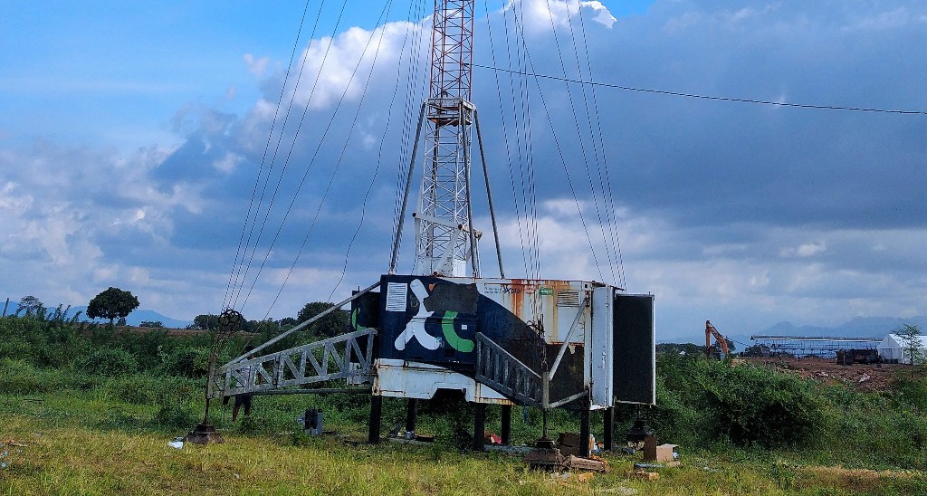 DUKUNG MXGP: Teknisi sedang bekerja di perangkat MBTS milik XL Axiata di area Sirkuit Samota, Kabupaten Sumbawa, NTB, awal pekan ini. XL Axiata menyiapkan beberapa BTS 4G di sekitar dan 2 MBTS untuk memperkuat jaringan di sekitar sirkuit tersebut menganti