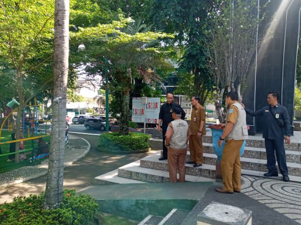 AKAN DIPERCANTIK: Wali Kota Mataram H Mohan Roliskana (baju hitam) meminta Kepala DLH Kota Mataram HM Kemal Islam dan Kepala Dinas PUPR Kota Mataram Miftahurrahman melakukan penataan Taman Sangkareang di taman tersebut, kemarin. Semuan taman di Kota Matar