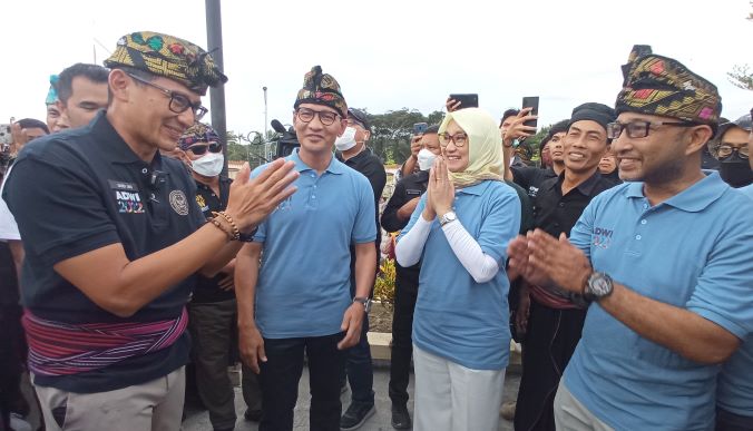 SAMBANGI MATARAM: Menteri Parekraf Sandiaga Uno saat mendatangi Loang Baloq untuk melakukan penilaian Anugerah Desa Wisata Indonesia (ADWI) 2022, Sabtu (25/6).( TONI/LOMBOK POST)