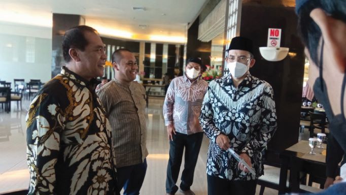 TELADAN: TGB M Zainul Majdi saat berbincang dengan Direktur Lombok Post Alfian Yusni dan Ketua Majelis Adat Sasak Lalu Bayu Windia, kemarin (30/5).( TONI/LOMBOK POST)