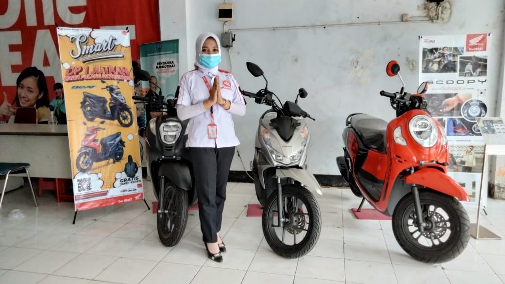 RAMAH: sales Honda menawarkan produk unggulan Honda (Honda for Lombok Post)