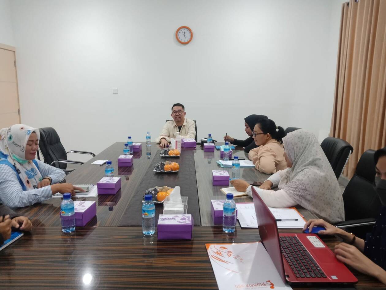 BERI KETERANGAN RESMI: Direktur RSIA Permata Hati dr Agus Toriq, SpOG memimpin rapat dengan jajaran manajemen rumah sakit, Rabu (1/6). (Farida/Lombok Post)