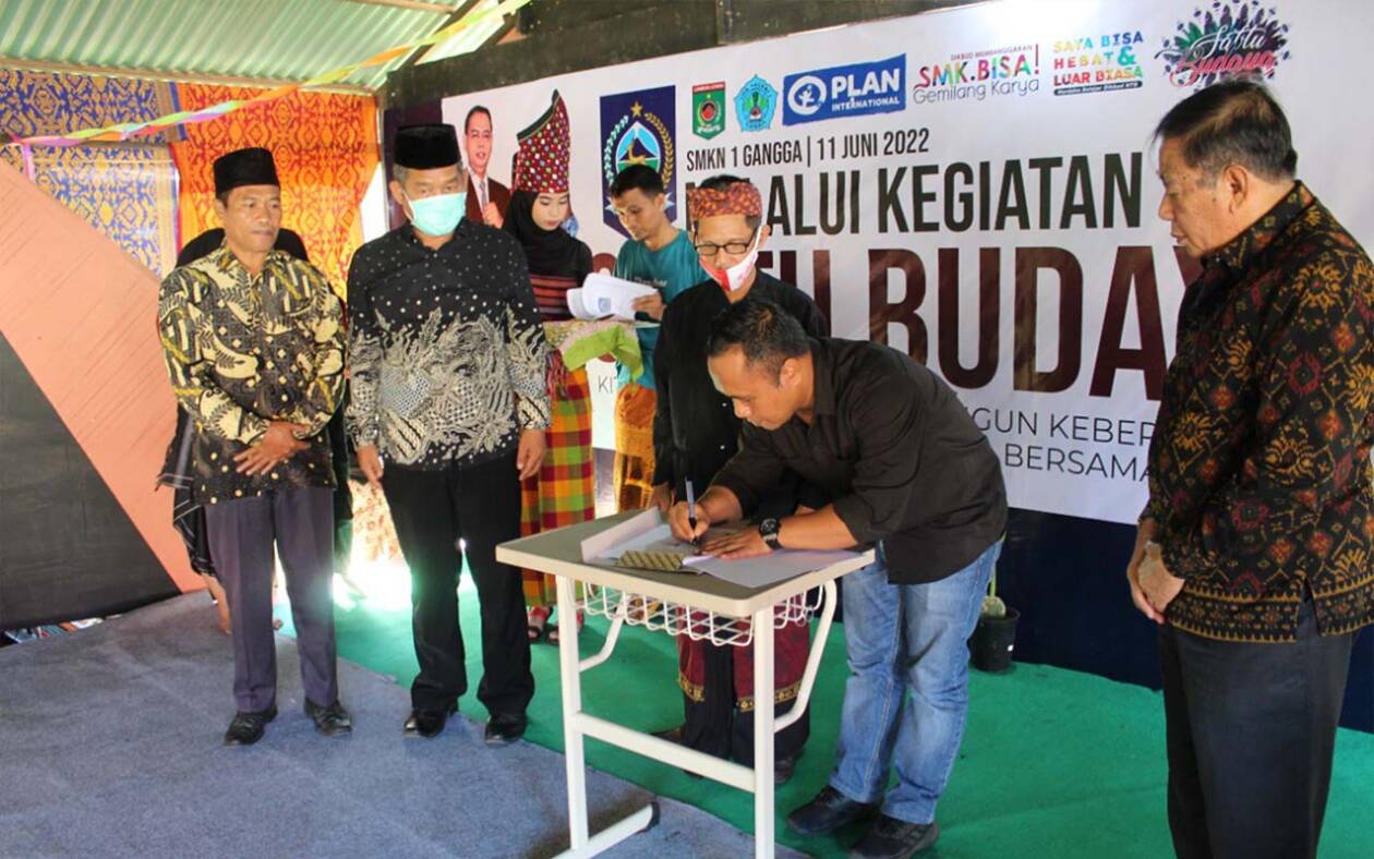 JALIN KEMITRAAN: Direktur PDAM Amerta Dayan Gunung Firmansyah (dua dari kanan) menandatangani kerja sama pembangunan sistem monitoring reservoir dengan SMKN 1 Gangga, Sabtu (11/6).  (FERIAL/LOMBOK POST)