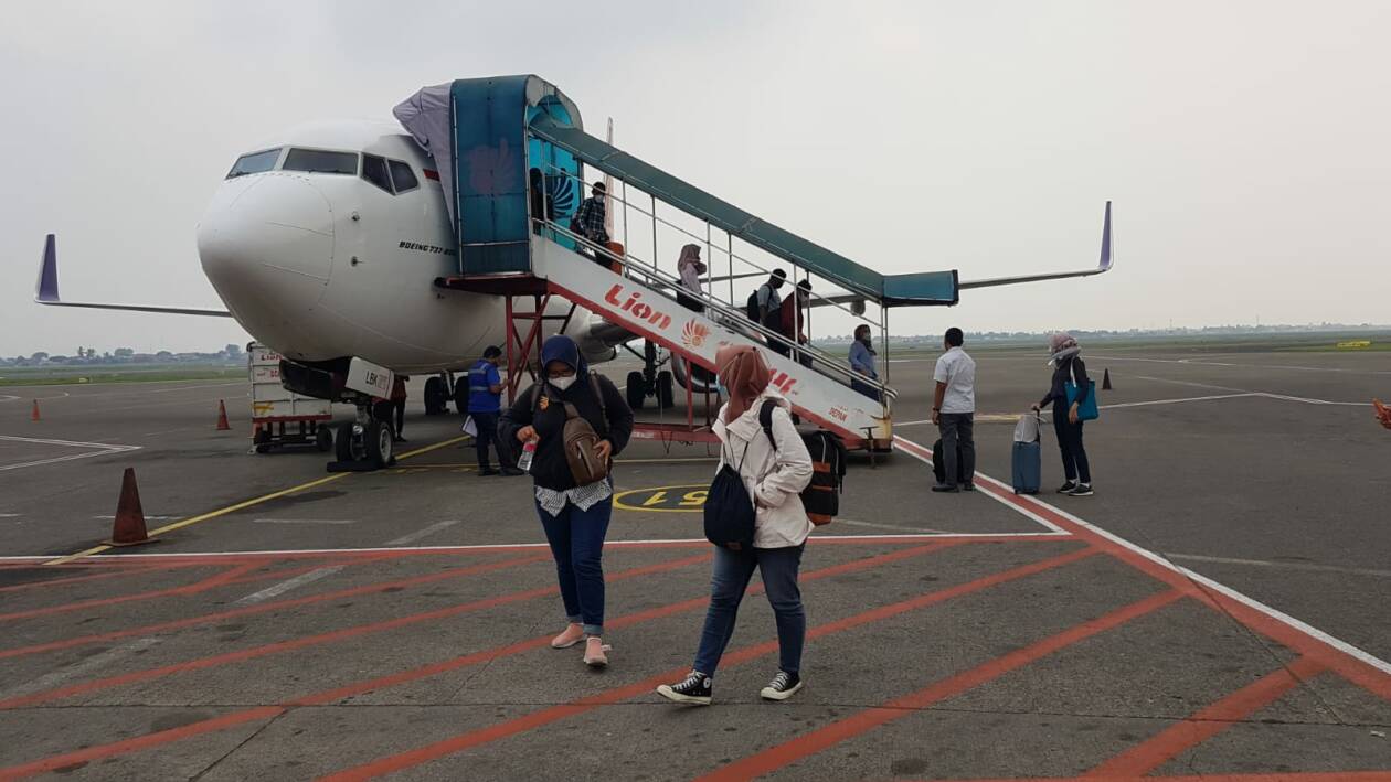 KIAN MAHAL: Sejumlah penumpang turun dari pesawat di Bandara Internasional Zainuddin Abdul Madjid, Praya, Kabupaten Lombok Tengah, beberapa waktu lalu. (dok/Lombok Post)
