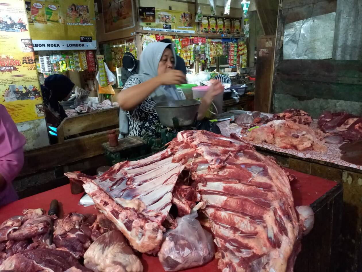 SEPI PEMBELI: Zulaika salah satu pedagang daging sapi tengah menunggu pembeli di Pasar Tradisional Kebon Roek, Kamis (02/06/2022). Dampak wabah PMK, masyarakat beralih konsumsi daging ayam. (Dewi/Lombok Post)