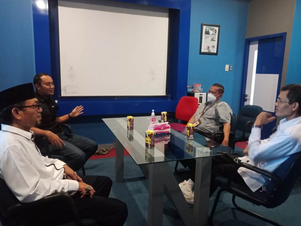 DISKUSI : Pemred Lombok Post Jony Marthadinata (dua dari kiri) menerima kunjungan Pranata Humas Ahli Madya Biro Humas Kemensos RI Dian Setiawan, Kepala Sentra Paramita Mataram I Ketut Supena, dan Sekretaris Dinas Sosial NTB Supratman di Graha Pena Lombok,