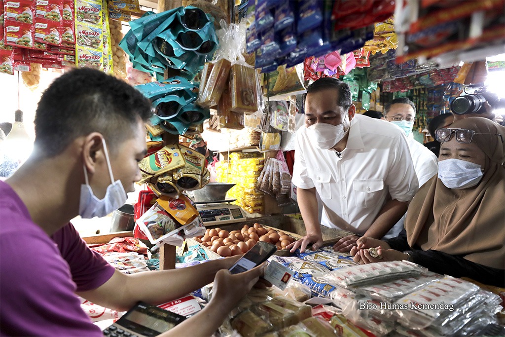 Menteri Perdagangan, Muhammad Lutfi meninjau implementasi sistem distribusi closed loop Program Minyak Goreng Curah Rakyat oleh Pelaku Usaha Jasa Logistik dan Eceran (PUJLE) di Pasar Ciputat, Tangerang Selatan, Banten, Rabu (8/6/2022). (Kemendag RI for Ja