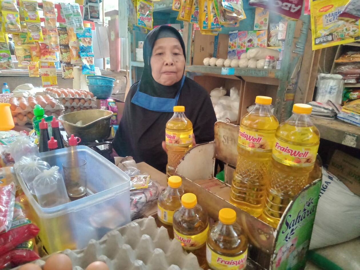 BAKAL DICABUT: Artinah, salah satu pedagang minyak goreng curah di pasar tradisional Pagesangan, Kota Mataram, Selasa (14/6/2022). Pedagang berharap minyak goreng curah tak dicabut pemerintah.