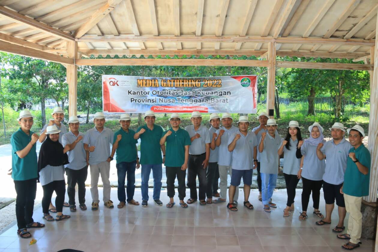 SINERGITAS: Pimpinan OJK NTB  beserta jajarannya melaksanakan gathering bersama para jurnalis yang meliput di sektor ekonomi.