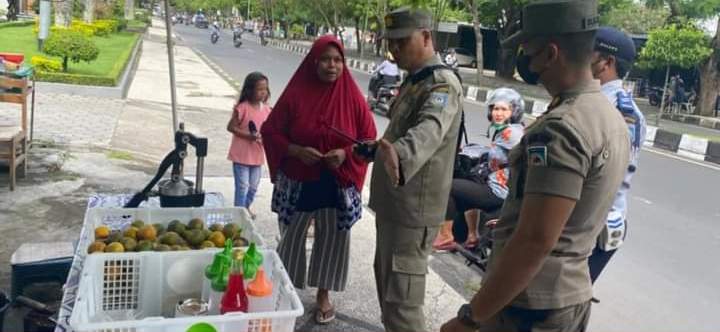 JANGAN BANDEL YA: Tim Satpol PP bersama Dushub Kota Mataram melakukan penertiban kepada PKL yang berjualan di trotoar Jalan Majapahit, Kota Mataram, Senin (13/6) lalu.( SATPOL PP FOR LOMBOK POST)