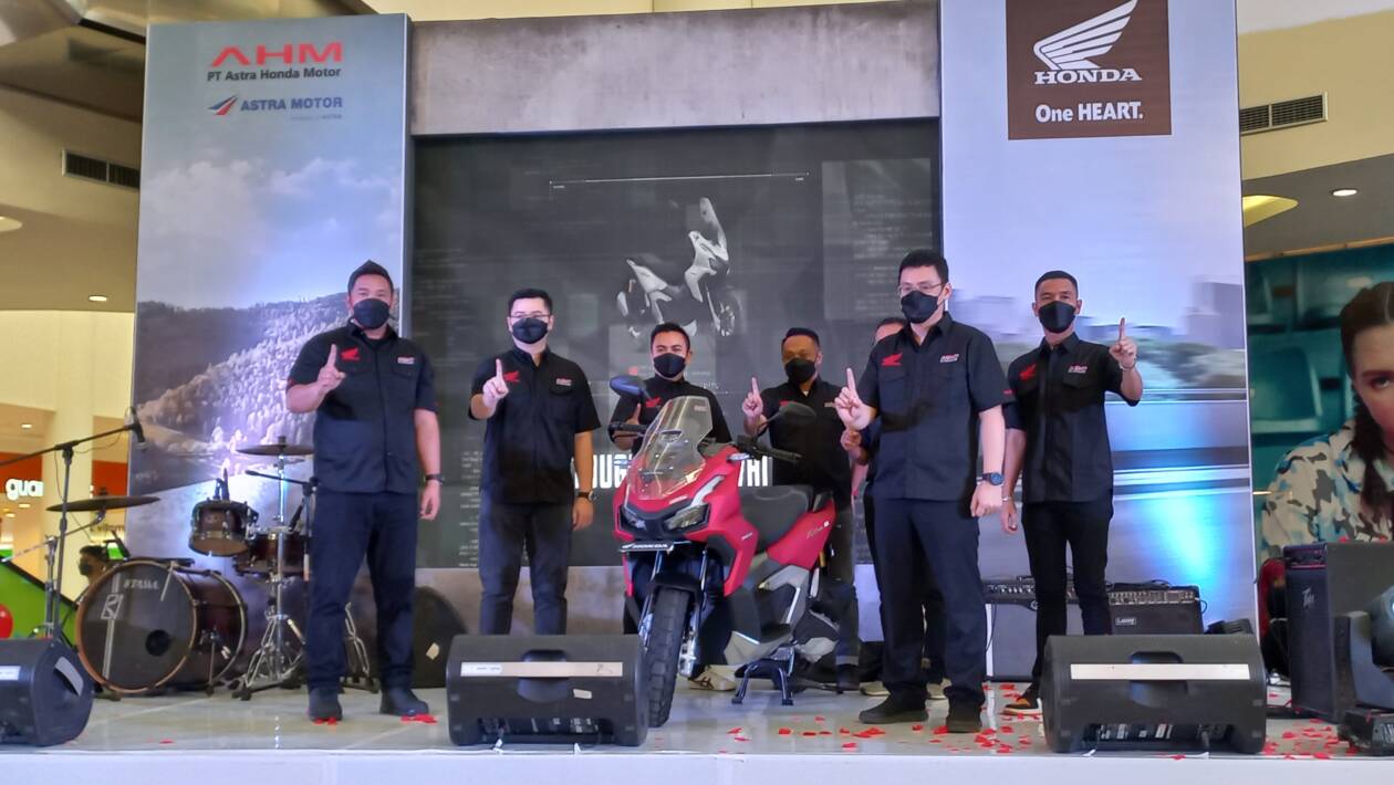 SALAM SATU HATI: Manajemen Astra Motor NTB saat launching New Honda ADV 160, di Lombok Epicentrum Mall, Sabtu lalu (23/7).(GALIH/LOMBOK POST)